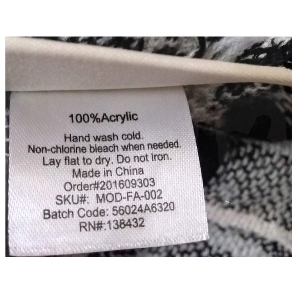 ModCloth Black White Plaid Knit Crochet Fringe Shawl Scarf Wrap Blanket Throw - Picture 6 of 10